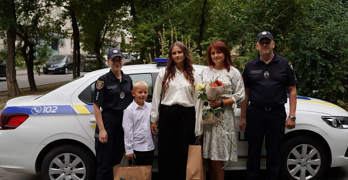 Тернопільські поліцейські провели до школи дітей загиблих і зниклих безвісти колег