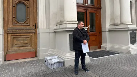 Директор освіти Львова вийшов на пікет: ОВА не погодила документацію для школи №41