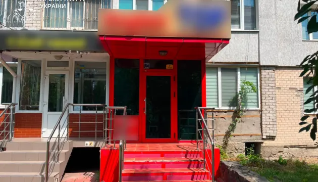 У Хмельницькому директора мовної школи підозрюють у розбещенні учениць