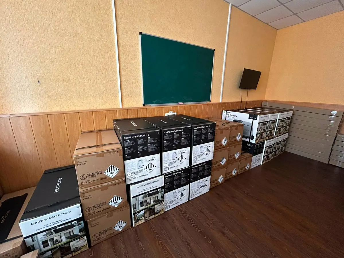 Черкаські школи отримали зарядні станції та інтерактивні панелі