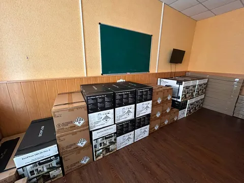 Черкаські школи отримали зарядні станції та інтерактивні панелі