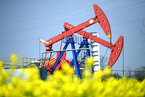 Нафта знову понад 90 доларів: що штовхає ціни вгору