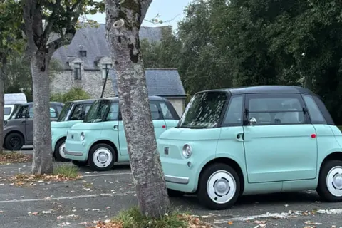 У Франції підлітки їздять до ліцею на Fiat Topolino: як це працює