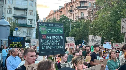 Біля ОП знову мітингують: вимагають реформ і повернення Федорова