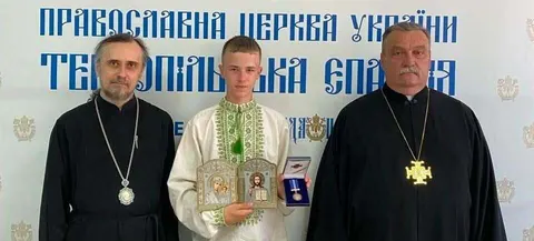 Школяр із Тернопільщини отримав церковну медаль за допомогу військовим