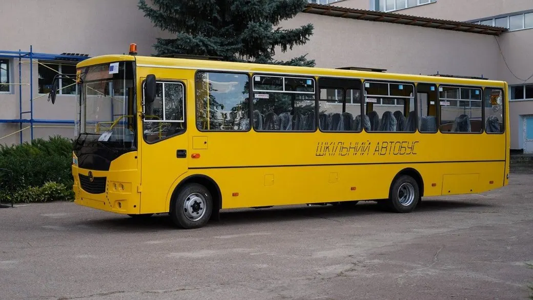 Борзнянська школа отримала автобус із підйомником для учнів на кріслах колісних