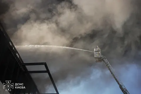Атака на Київ: у Голосієві загинула людина, через пожежу погіршилось повітря
