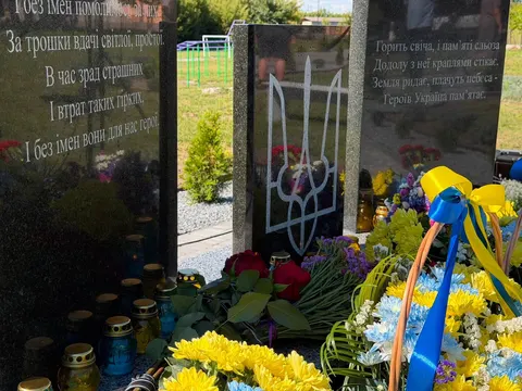 У Рожищенській гімназії відкрили пам'ятний знак 18 загиблим Героям-випускникам