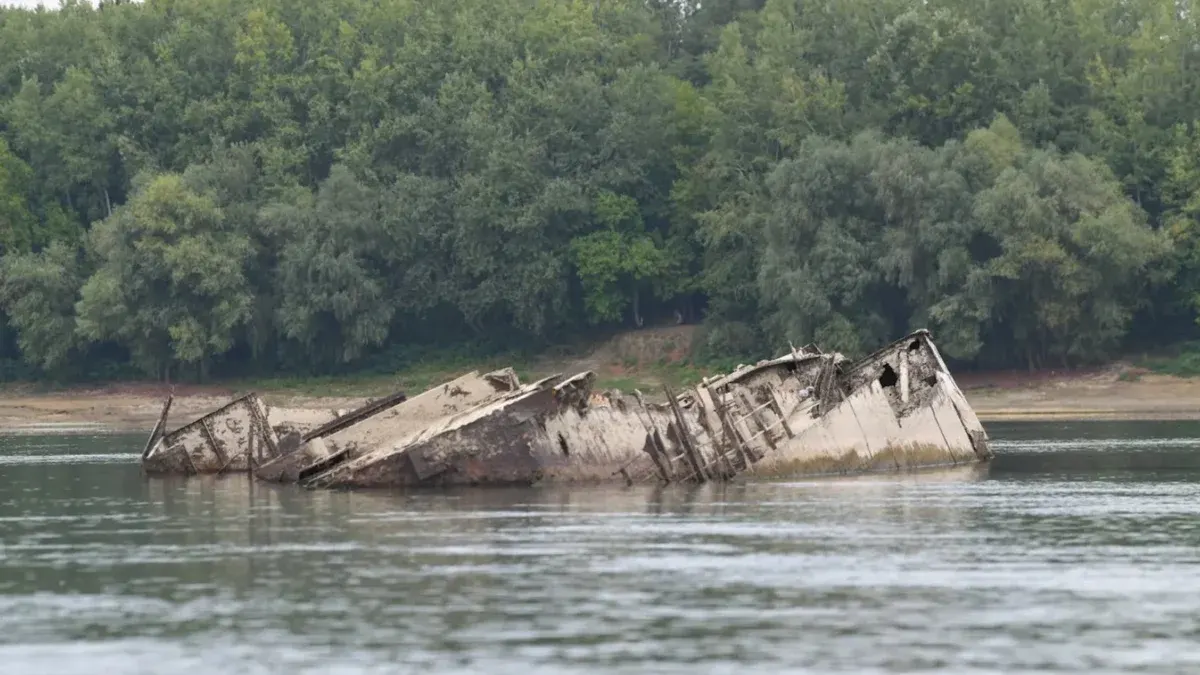 На Дунаї знову видно затоплені нацистські кораблі: їх підніматимуть