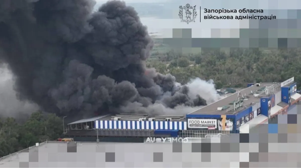 Росіяни знову атакували ТЦ у Запоріжжі: пошкоджена будівля, є постраждалий